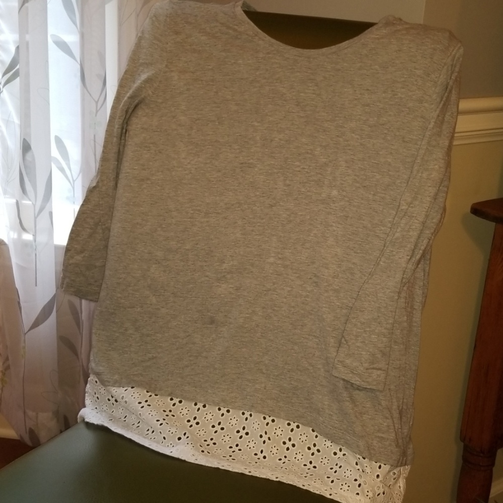 Cute t-shirt with lace trim